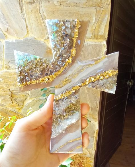 Unique handmade Geode Style resin cross with gold leaf can be created in any color and size Resin Cross, Christening Favors, Decorative Glass, Glass Pieces, Glass Decor, Cyprus, Resin Art, Gold Leaf, Christening