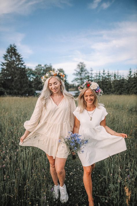 Flower Crown Photoshoot, Flower Crown Photoshoot Photo Ideas, Flower Field Photoshoot Friends, Meadow Photoshoot, Best Friend Garden Photoshoot, Spring Best Friend Photoshoot, Best Friend Photoshoot Flower Field, Girlfriends Photoshoot, Debut Photoshoot