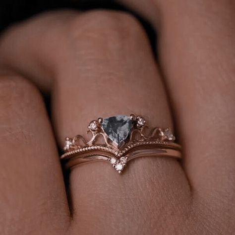 Ravenclaw Jewelry Aesthetic, Royal Core Jewelry, Night Court Inspired Jewelry, Fairytale Rings Aesthetic, Royal Rings Aesthetic, Unconventional Engagement Rings Stones, Dark Academia Engagement Ring, Royalcore Jewelry, Royal Jewelry Aesthetic