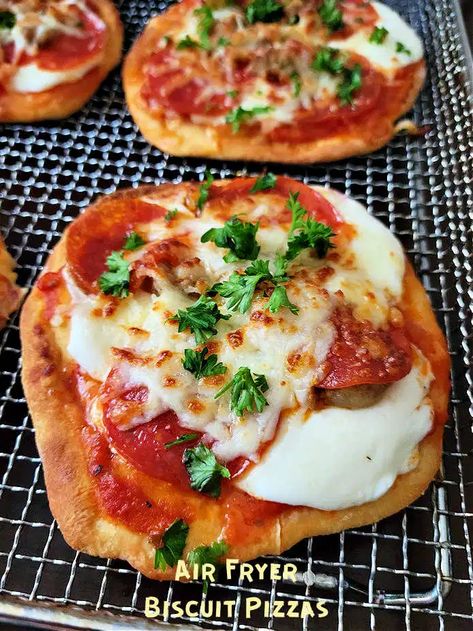 Easy Air Fryer Pizzas (Using Pillsbury biscuits) Biscuit Pizza Recipes, Pillsbury Biscuit Pizza, Air Fryer Mini Pizzas, Biscuit Pizzas, Pillsbury Biscuit Recipes, Fried Recipes, Biscuit Pizza, Pillsbury Biscuits, Pizza Fries