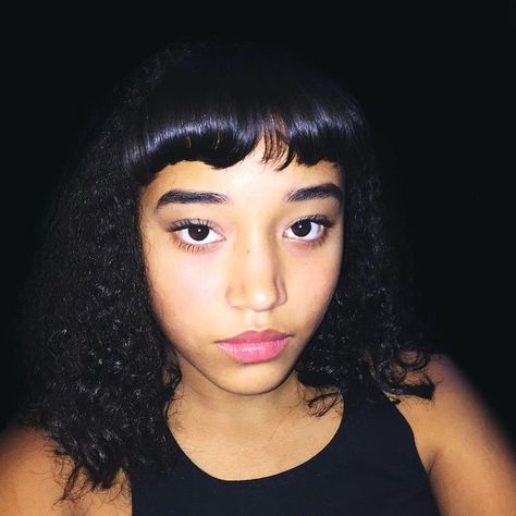 Straight Bangs Curly Hair, Ways To Style Bangs, Style Bangs, Amandla Stenberg, Beauty Rules, Type 4 Hair, Straight Bangs, Wavy Curly Hair, How To Style Bangs