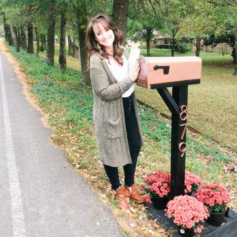 Update Mailbox Diy, Diy Mailbox Makeover, Mailbox Redo Diy, Mailbox Makeover Diy, Farmhouse Mailbox Ideas, Mailbox Ideas Curb Appeal, Mailbox Update, Mailbox Upgrade, Mailbox Post Ideas