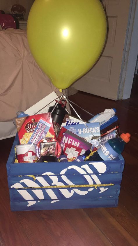 Gamer Snack Basket, Fortnite Gift Basket, Valentines Gift For Boyfriend Gamer, Fortnite Gift Ideas, Gamer Gift Basket, Gamer Boyfriend Gifts, Gift Birthday Boyfriend, Gift Presentation Ideas, Fortnite Diy