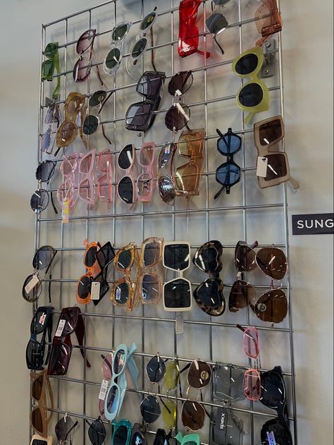 Display Sunglasses Ideas, Sunglasses Display Ideas Store Design, Glasses Display Ideas, Sunglass Display Ideas, Sunglasses Display Diy, Sunglasses Wall, Sunglasses Rack, Vintage Store Ideas, Sunglass Display