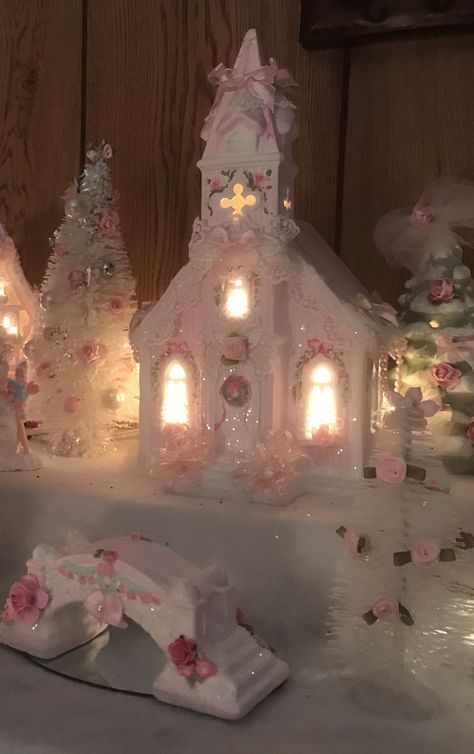 Shabby chic village Pink Christmas House, Pink Christmas Bedroom, Classic Christmas Decor, Wallpers Pink, Magic Christmas, Christmas Dreaming, Winter Princess, Coquette Christmas, Pink Xmas