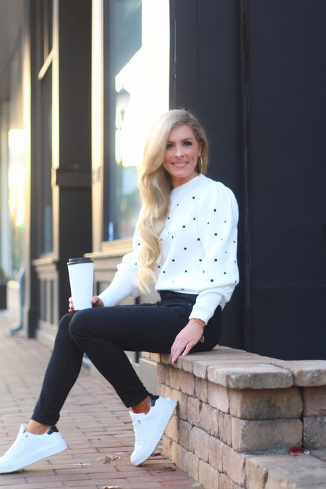 Fall outfit : style this white and black polka dot sweater with black denim skinny jeans and white sneakers for a casual fall look . Outift linked to shop White Sneakers Work Outfit, Jeans And Sneakers Outfit Work, Sweater And Sneakers Outfit, White Sneakers Outfit Fall, Polka Dot Sweater Outfit, White Sneakers Outfit Winter, Black Jeans White Sneakers, Teacher Swag, Jeans And Sneakers Outfit