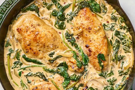 This Extra-Garlicky Cream Sauce Makes Chicken So Much Better Chicken Receipts, Chicken Spinach Recipes, Creamy Spinach Chicken, Florentine Recipe, Vegetable Bake, Spinach Chicken, Chicken Florentine, Dinner Rotation, One Pan Chicken