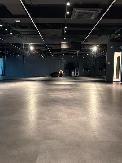 Sm Entertainment Dance Practice Room, Talk Show Studio Design, Sm Dance Practice Room, Hybe Dance Practice Room, Dance Practice Studio, Kpop Dance Studio, Studio Dance Room Kpop, Kpop Idol Dream, K Pop Shifting