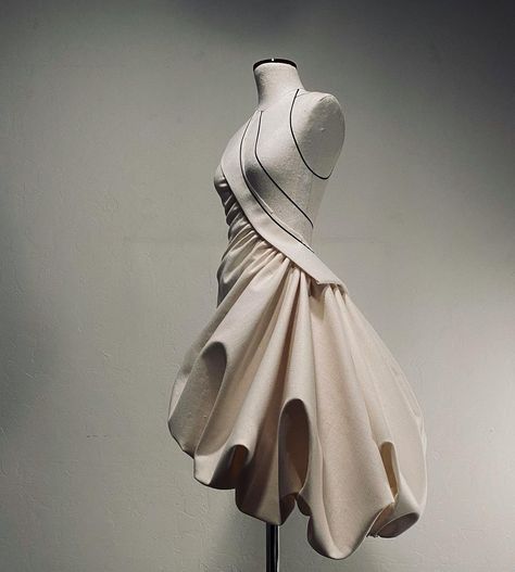 Rob Curry (@sfrobcurry) posted on Instagram • May 21, 2022 at 5:02am UTC Draping Techniques Skirt, Draping Ideas Fashion Pattern Making, Maniquin Dress Draping, Sculpture Dress Draping, Muslin Draping Fashion Design, Sketch Process, Avangard Fashion, Formal Dress Patterns, Fashion Draping