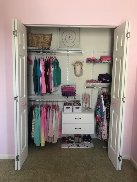 Closet Organization Ideas Teen Girl, Cute Wardrobe Closet Aesthetic, Bed In Closet Aesthetic Room, Y2k Closet Room, Dorm Room Closet, Room Organization Bedroom, Dorm Room Inspiration, Pinterest Room Decor, Indie Room