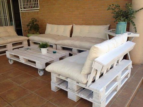 Indoor White Pallet Sofa Set: Shabby chic indoor white pallet seating arrangement which form a tremendous seating and coffee taking plan on a budget equal to nothing. Pallet Patio Furniture Diy, Pallet Lounge, Pallet Seating, Pallet Garden Furniture, Pallet Patio Furniture, Pallet Patio, Pallet Projects Furniture, Pallet Sofa, Set Sofa