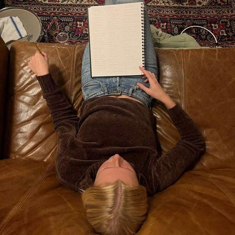 Nails And Outfits, Billie Marten, Back To School High School, Studying Literature, Fall Nostalgia, Nail Designs Autumn, Frazzled English Woman, Motivation Student, Outfits Uni