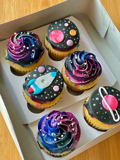 Two The Moon Birthday Cupcakes, Outer Space Cupcake Ideas, Moon Cupcakes Ideas, Pastel Galaxy Cupcakes, Outerspace Birthday Cupcakes, Cupcake Space Theme, Space Cupcake Ideas, Galaxy Cupcake Ideas, Space Party Cupcakes