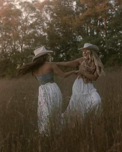 @itspeytonroach + @katiephillipsss 🍂🌾 • • • #photography #photographer #styledphotoshoot #documentaryphotography #editorialphotography #storytellingphotography #cowgirlstyle #fallphotography #friendsphotoshoot #southcarolinaphotographer #greenvillephotographer #andersonsc #upstatescphotographer #instagood #instagram Bestfriend Picture Ideas, Best Friend Country Photoshoot, Western Group Photoshoot, Bestfriend Photo Shoot Ideas Bestfriends, Country Photoshoot Ideas, Sisters Pictures, Cottage Cowgirl, Cowgirl Senior Pictures, Country Photoshoot