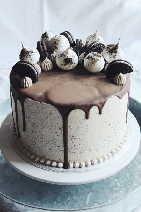 Birthday Cake Cookies And Cream, Loaded Cakes Decoration, Simple Oreo Cake Design, Oreo Themed Cake, Cookies And Cream Wedding Cake, Cookies And Cream Cake Decoration, Cookies And Cream Birthday Cake, Oreo Cake Decoration, Oreo Birthday Cake Ideas