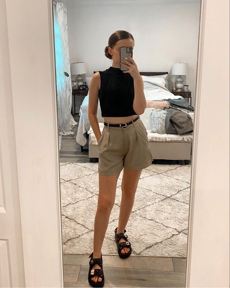 Brown Shorts Summer Outfit, Effortless Shorts Outfit, Shorts With Sandals Outfits, Sandals And Shorts Outfit, Kakhi Shorts Outfit, How To Style Khaki Shorts, Brown Shorts Outfits Women, Outfits With Brown Shorts, Brown Short Outfit