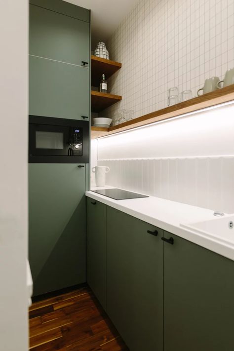 À Paris, un appartement de poche de 25 m² optimisé en douceur - Marie Claire Paris Studio Apartment, Micro Apartment, Studio Kitchen, Tiny Kitchen, Tiny Living, Apartment Design, Studio Apartment, Home Studio, Marie Claire