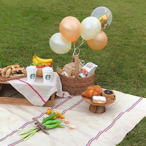 Picnic Korea, Korean Cottagecore, Baby Birthday Photoshoot, Costco Meals, Snack Lunch, Picnic Birthday Party, Beach Party Decorations, Picnic Decorations, Picnic Birthday