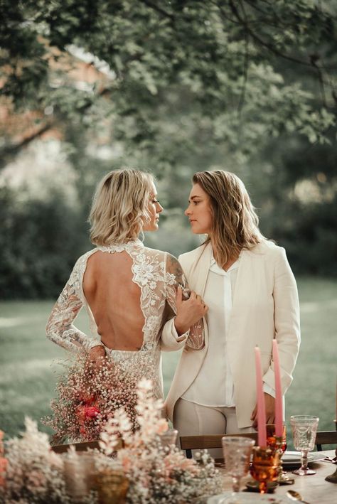 Wedding Boho Photography, Lesbian Wedding Makeup, Western Lesbian Wedding, Lesbian Boho Wedding, Lgbtq Wedding Photos, Two Women Wedding, Queer Wedding Photos, Lesbian Wedding Photography Poses, Lesbian Wedding Dress