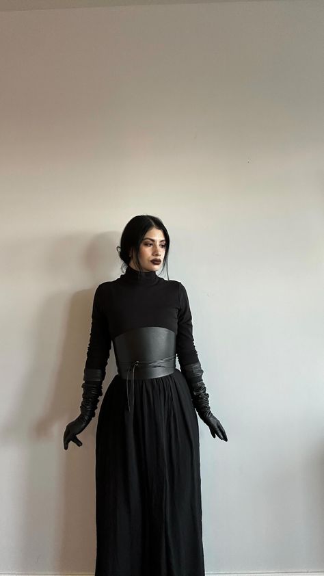 Gothic Looks Outfits, Gothic Fashion Outfits, Chelsey Ceja, Gothic Photos, Dark Gothic Fashion, Gloves Outfit, Gothic Outfit, Witchy Style, Find Style