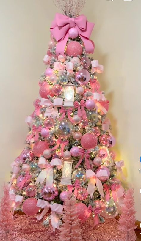 Ombre Christmas Tree, Pink Christmas Tree Decorations, Elegant Christmas Tree Decorations, White Christmas Tree Decorations, A Pink Christmas, Christmas Tree Inspo, Gingerbread Christmas Tree, Green Xmas, Christmas Decorations Diy Crafts