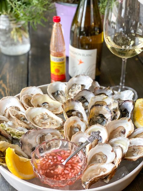 Oyster Plating, Oyster Platter Presentation, Oyster And Champagne Party, Christmas Seafood Platter, Oysters Food Photography, Oysters And Champagne, Prawns Appetizers, Oyster Dinner Aesthetic, Oyster Party