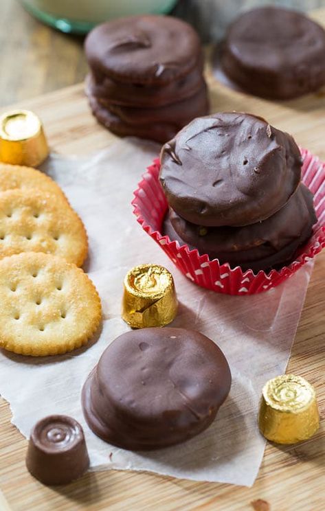 Rolo Stuffed Ritz Crackers covered in milk chocolate Tagalong Cookies, Chocolate Dip Recipe, Peanut Butter Crackers, Finger Desserts, Spicy Southern Kitchen, Holiday Baking List, Butter Crackers, Easy Candy, Christmas Delights