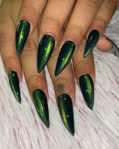 Tabytha on Instagram: “🐈 👁 @madam_glam “Free Spirit”” Nail Art Green Designs, Green An Black Nails, Dragon Eye Nails, Green Gel Nail Designs, Black Green Nails, Cat Eye Nails Green And Gold, Green And Gold Witchy Nails, Black And Green Snake Nails, Cat Eye Nails Green Black