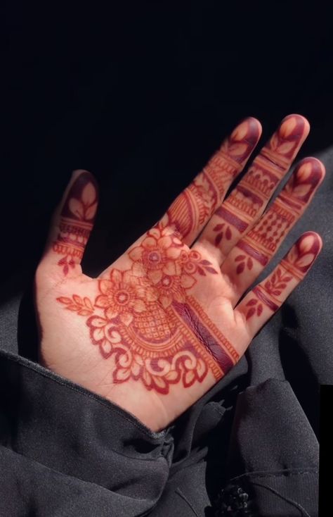 Palm Mehndi Design Minimal, Minimal Aesthetic Mehndi Designs, Simple Mehendi Design, Palm Mehndi, Beautiful Simple Mehndi Design, Simple Mehendi, Simple Mehendi Designs, Latest Henna Designs, Mehndi Designs For Kids