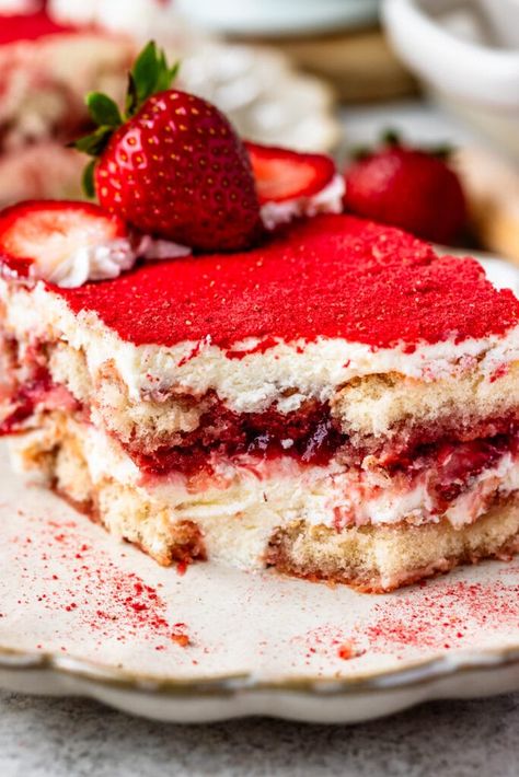 Berry Chantilly Tiramisu, Tiramisu Recipe Strawberry, Strawberry Tiramisu Mascarpone, Berry Tiramisu Recipe, Valentines Tiramisu, Strawberry Terimasu, Strawberry Tiramisu Cake, Jam Dessert Recipes, Dessert Recipes With Strawberries