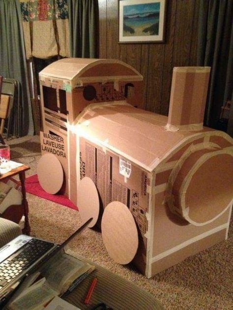 2 ideas de como hacer tren de carton en casa Polar Express Cardboard Train, Diy Polar Express Train Cardboard Boxes, Polar Express Train Diy, Cardboard Train Diy, Polar Express Train Cardboard, Diy Polar Express Train, Polar Express Birthday Party, Workbenches Garage, Playhouse Cardboard