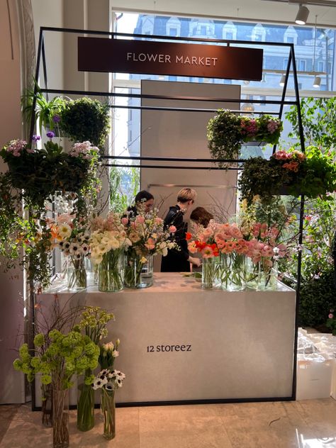 Flower Pop Up Shop Display Ideas, Flower Booth Design, Flowershop Ideas, Flower Display Stand, Flower Stall, Flower Shop Interiors, Florist Studio, The Flower Market, Flower Shop Decor