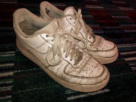 Dirty Air Forces, Dirty White Shoes, Old Nike Shoes, Cove Holden, Worn Out Shoes, Old Sneakers, Jordans Aesthetic, Old Nikes, 80s Shoes