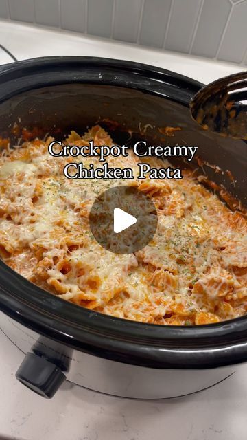 Nicole 💖 WW on Instagram: "Crockpot Creamy Chicken Pasta -1 jar pasta sauce -1 jar Alfredo sauce -2 chicken breasts -3/4 box pasta noodles -1/2 cup mozzarella cheese -Salt, pepper, garlic powder, onion powder, Italian seasoning, red pepper flakes Add both pasta sauces, chicken, and spices in crockpot and cook for 3 hours on high. Shred chicken, boil pasta and add to crockpot. Top with mozzarella cheese and parsley, and let melt for another 15 minutes. So easy and so so good! I did not count WW points, but it can be lightened up with different sauces, different noodles, and low fat cheese as always! . . . . . . . #crockpot #crockpotrecipes #pasta #chicken #weightloss #easymeals #ww #carbs #healthylifestyle #lifestyle #foodie #recipeoftheday #whatieatinaday #eatwhatyoulove #lovefood Crockpot Creamy Chicken Pasta Marinara And Alfredo, Crockpot Creamy Chicken Pasta, Jar Alfredo Sauce, Crockpot Creamy Chicken, Crockpot Italian, Shred Chicken, Italian Chicken Crockpot, Creamy Chicken Pasta, Easy Crockpot Dinners