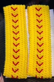 Softball Earwarmer - Free Pattern could also be changed to green and white for tennis or orange and black for basketball Softball Crochet Patterns Free, Crochet Softball, Crochet Earwarmers, Loom Crochet, Soft Ball, Crochet Beanies, Crochet Headbands, Popular Crochet, Crochet Ear Warmer