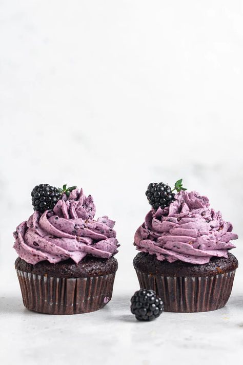 Blackberry Dessert Recipes, Blackberry Cupcakes, Blackberry Buttercream, Blackberry Dessert, 4 Cupcakes, Picadillo Recipe, Berry Cupcakes, Fruit Cupcakes, Strawberry Cream Cheese Frosting