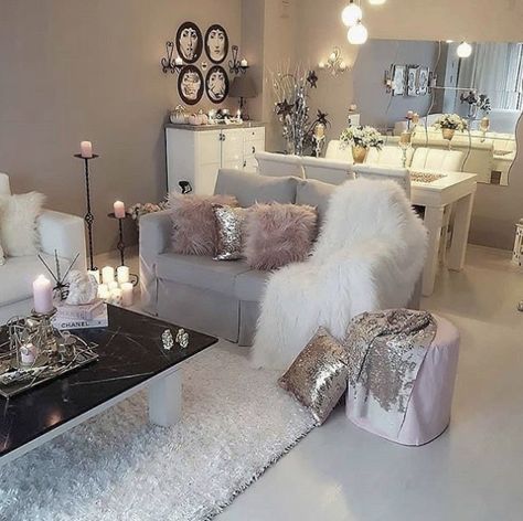 Mirrored Living Room, Mauve Decor, Modern Chic Living Room, Winter Living Room Decor, Winter Living Room, Classy Living Room, First Apartment Decorating, Glam Living Room, Chic Living Room