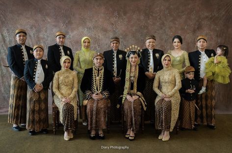 Pose Foto Pernikahan, Wedding Jawa, My Best Friend’s Wedding, Javanese Wedding, Pre Wedding Photoshoot Props, Kebaya Wedding, Adat Jawa, Wedding Photo Studio, Family Wedding Photos