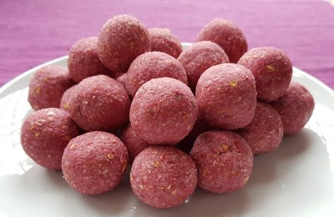 Raspberry Bliss Balls - gluten free and nut free treats. Nut Free Treats, Raspberry Bliss Balls, Oatmeal Balls, Raspberry Oatmeal, Coconut Oatmeal, Frozen Raspberries, Bliss Balls, School Lunches, Balls Recipe