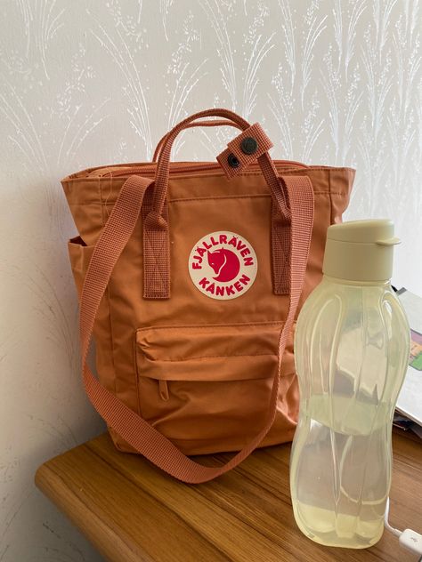 Kanken Totepack Aesthetic, Kanken Totepack Outfit, Kanken Bag Aesthetic, Kanken Totepack Mini, Kanken Totepack, Kanken Aesthetic, Dream Backpack, Instastories Ideas, Fjallraven Kanken Mini