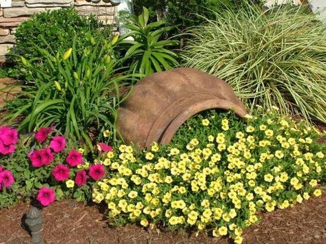 Clay pots, decorative stone and flowers - 28 ideas for the most unlikely garden design | My desired home Gubahan Bunga, Garden Containers, Backyard Garden Design, Front Garden, Rock Garden, Small Garden, The Flowers, Garden Planters, Backyard Garden