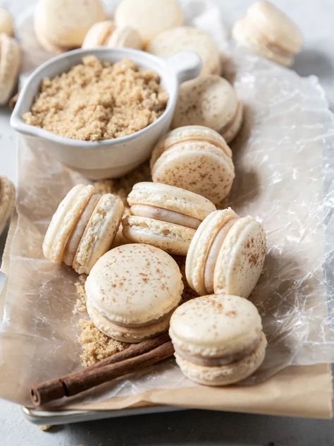 Cinnamon Roll Macarons, Fall Macarons, Cinnamon Buttercream, Vanilla Macarons, Macaron Flavors, French Macaron, French Macaroons, Cream Cheese Eggs, Macaroon Recipes