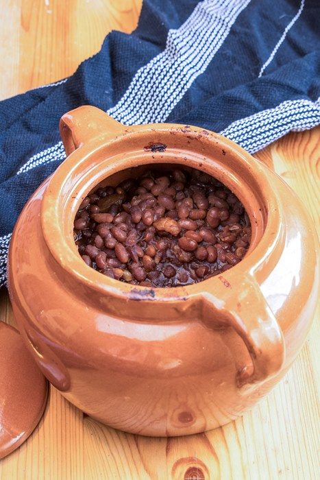 Old Fashioned Baked Beans Recipe, Grandma Browns Baked Beans Recipe, Old Fashioned Baked Beans, Molasses Baked Beans, Quebec Recipes, Homemade Baked Beans Recipe, Canada Recipes, Ham Hocks And Beans, Bake Beans