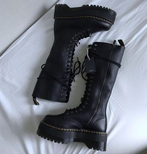 Womens Punk Fashion, Botas Grunge, Dr Shoes, Fancy Shoes, Aesthetic Shoes, Swag Shoes, Chunky Boots, Grunge Style, Dream Shoes