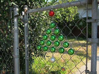 Decorated chain link fence with hanging Christmas ornaments. (But the hanging decorations could be anything small.) Fence Weaving, Green Fence, Backyard Fence, Front Yard Fence, Small Backyard Gardens, Fence Art, Modern Fence, Fence Landscaping, Backyard Playground