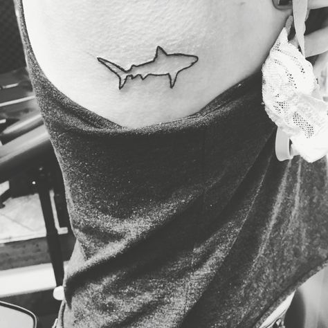 Simple shark tattoo on rib••• Shooting Star Tattoos, Belly Tattoos For Women, Simple Shark Tattoo, Shark Outline, Small Shark Tattoo, Girl Side Tattoos, Shark Tattoo Ideas, Hai Tattoo, Tattoo Ideas Simple