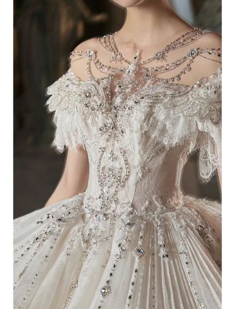 Fairytail Dresses Gowns, Regal Dress Aesthetic, Wedding Fantasy Dress, Beautiful Wedding Dresses Fairytale, Dream Dress Fantasy, Fantasy Aesthetic Outfits, Fantasy Queen Dress, Fairytale Ballgown, Wedding Dresses Fairytale