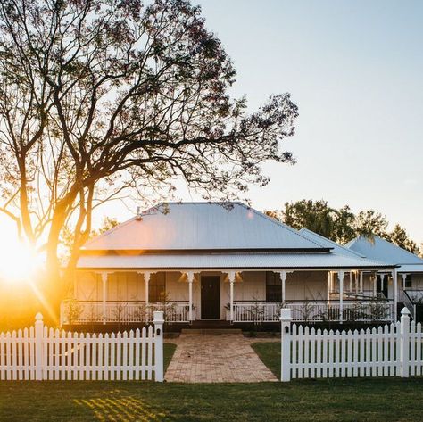 Australian Farmhouse Exterior, Barbie Farmhouse, 1880s House, Australian Homestead, Australian Country Houses, Australian Farmhouse, Queenslander House, Raised House, Australian Country