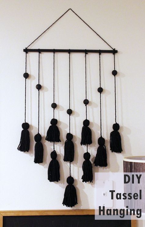 Tassel Hanging DIY Project - Home Decorating Trends - Homedit Beaded Wall Hanging Diy, Homemade Wall Hanging, Diy Wall Hanging Yarn, Dark Deco, Wool Crafts Diy, Tassel Wall, Diy Beaded Rings, Hanging Diy, Macrame Wall Hanging Diy