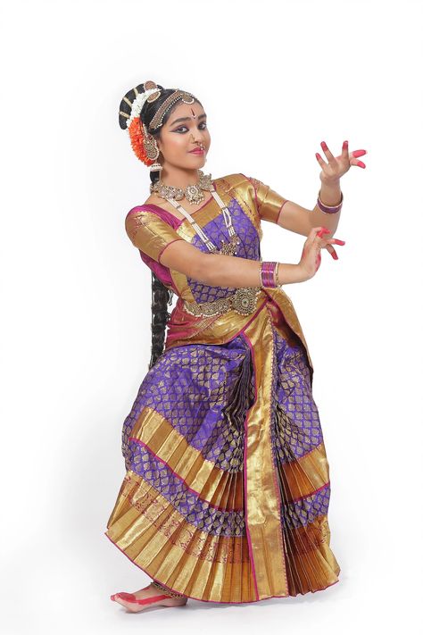 Bharat Natyam Poses, Bharatanatyam Poses For Photoshoot, Shiva Bharatanatyam Pose, Barathanatyam Pics, Bharathanatyam Group Poses, Indian Dances, Dance Pic, Bharatanatyam Costume, Bharatanatyam Poses